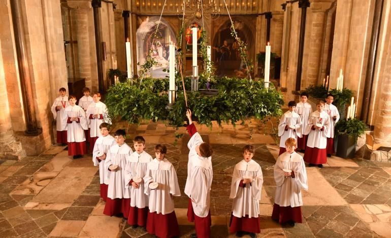 the choir under the Advent wreath