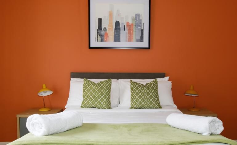 Second double bedroom, orange walls and green beddin
