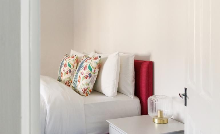 Double bedroom 2 - neutral with red furnishings