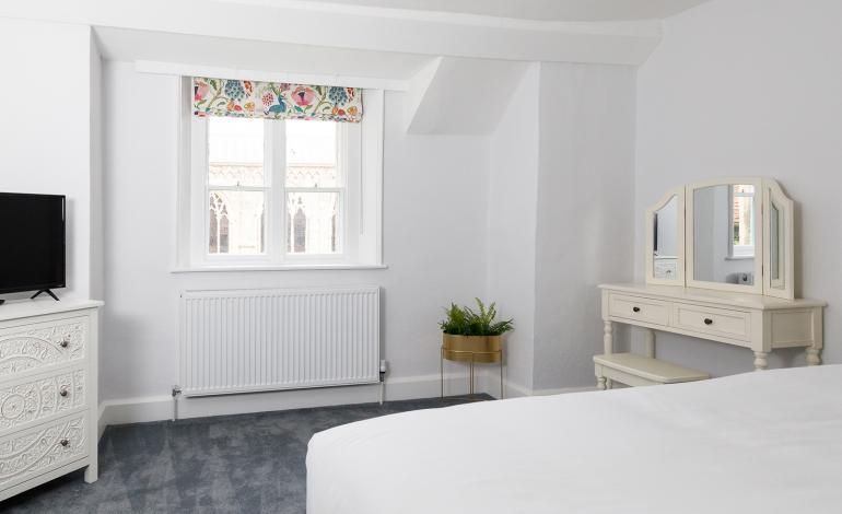 Double bedroom 2 - flat screen TV and dressing table