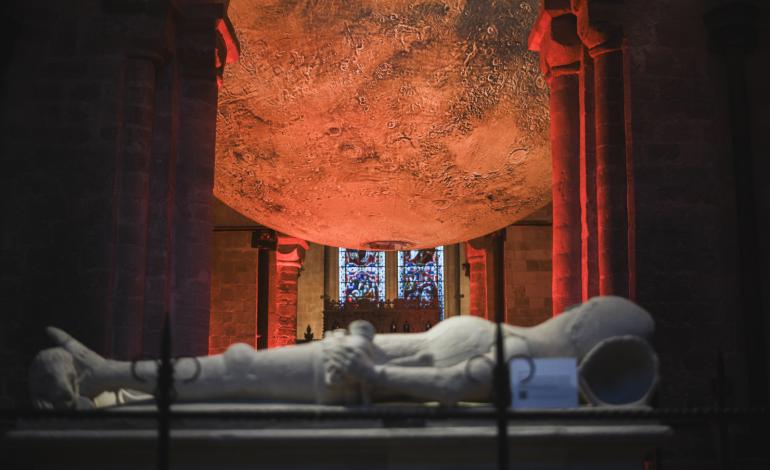 Mars behind the Arundel Tomb