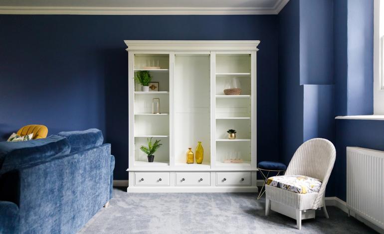 Lounge area and bookshelf