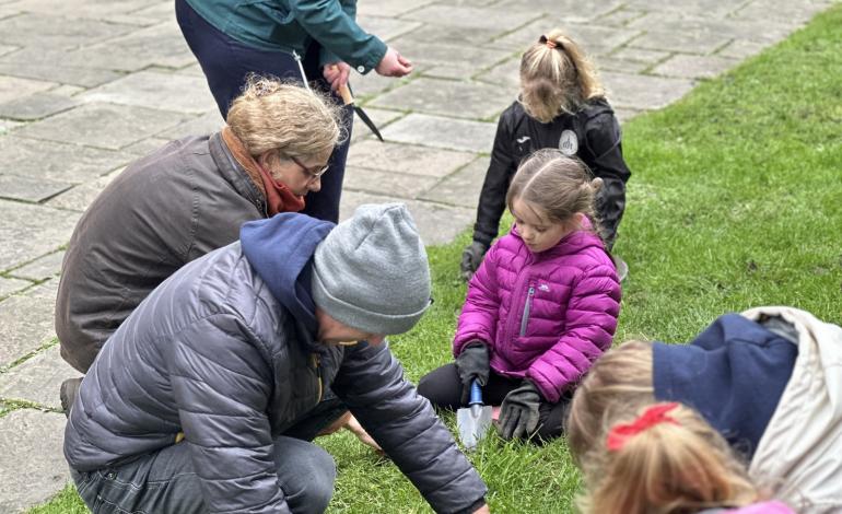 Children from local schools help plant bulbs 