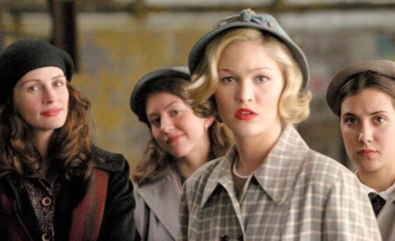 Mona Lisa Smile A group of young women look to camera