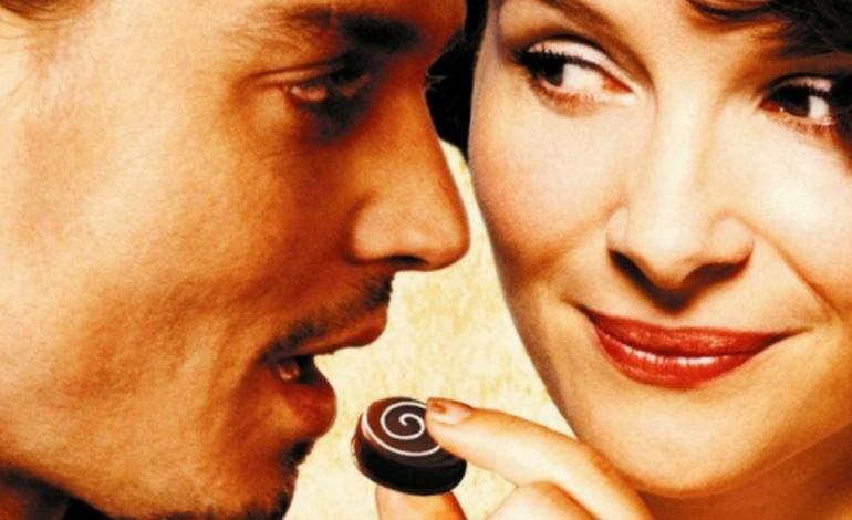 Chocolat A woman feeds a man a chocolate
