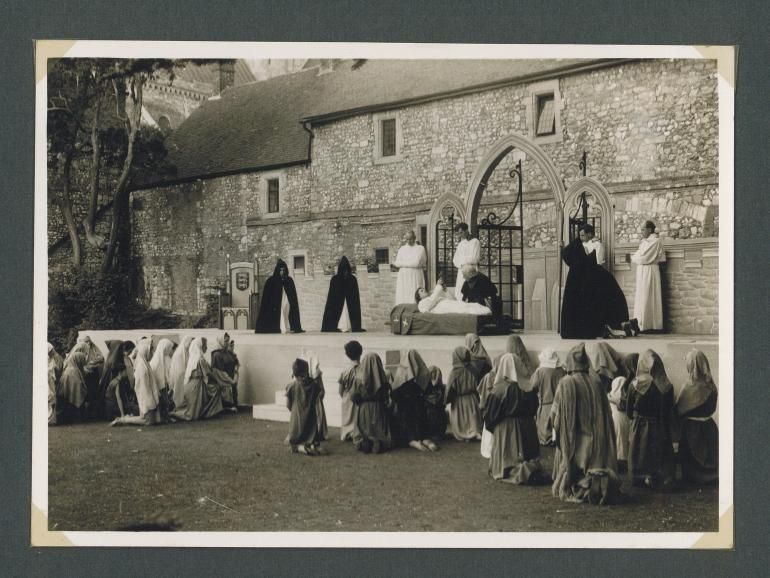 B&W photo of 1953's pageant in front of Bishop's Palace Chichester with cast dressed in medieval costumes